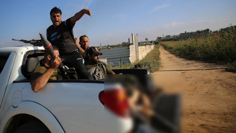 La imagen que recorrió el mundo de Shani Louk inconsciente en la parte de atrás de una de las camionetas usadas por Hamas.