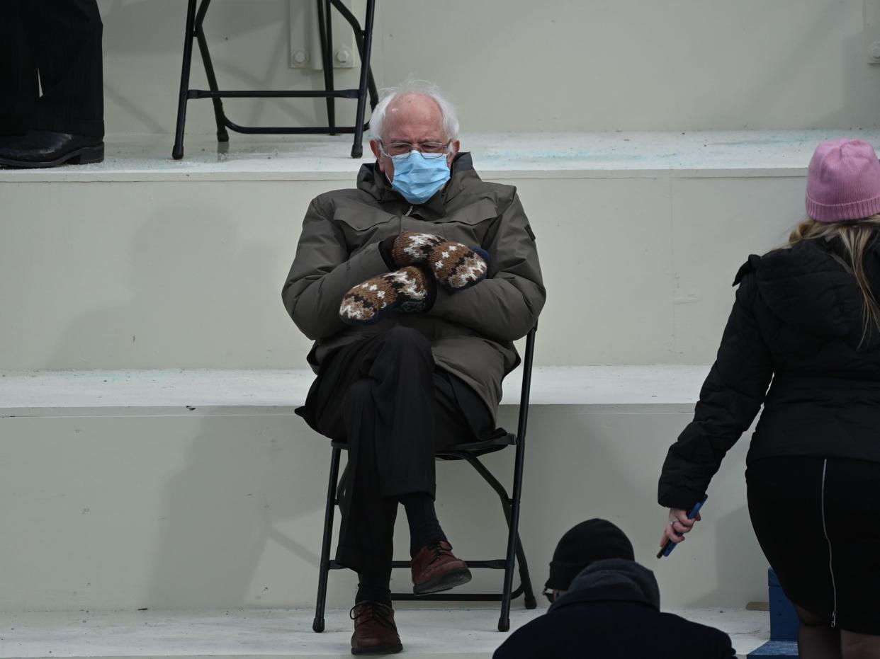 Bernie Sanders se sienta en las gradas del Capitolio antes de que Joe Biden preste juramento como el 46o presidente de Estados Unidos el 20 de enero de 2021. (BRENDAN SMIALOWSKI/AFP via Getty Images)