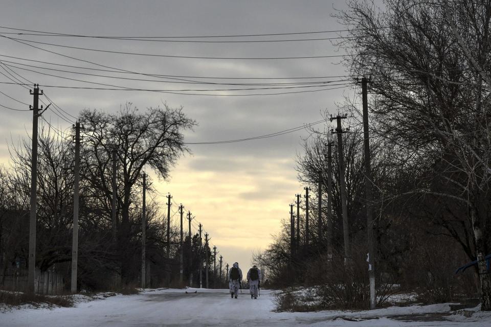 Ukrainian servicemen patrol a street near the frontline with Russia-backed separatists in Verkhnotoretske village in eastern Ukraine, Saturday, Jan. 22. [AP PHOTO/ANDRIY ANDRIYENKO]