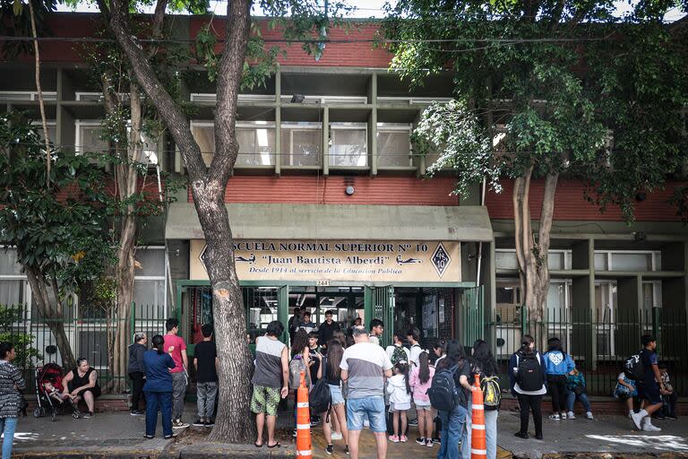 El informe expone los contrastes entre la inversión en escuelas y los fondos para universidades