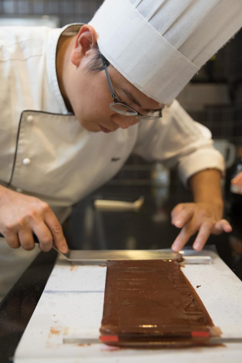 「可可法朋」主廚李依錫手工製作巧克力。
