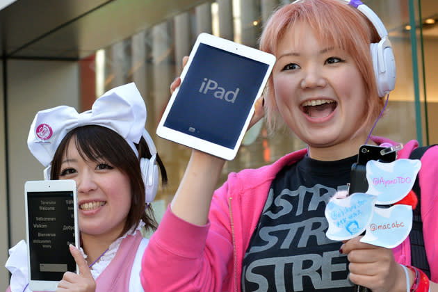 Zwei Frauen freuen sich in Tokyo über das neue iPad Mini – Apples Antwort auf die 7-Zoll-Tablets von Google und Amazon (Bild: AFP)