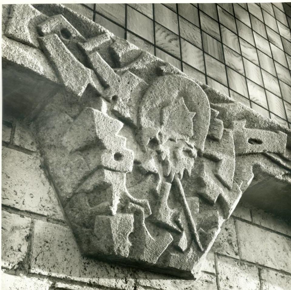 A picture taken by famed architectural photographer Ezra Stoller of Miami architect Alfred Browning Parker’s waterfront 1963 home in Coral Gables shows a relief sculpture of local sea life by artist Albert Vrana on one of the exterior support columns.