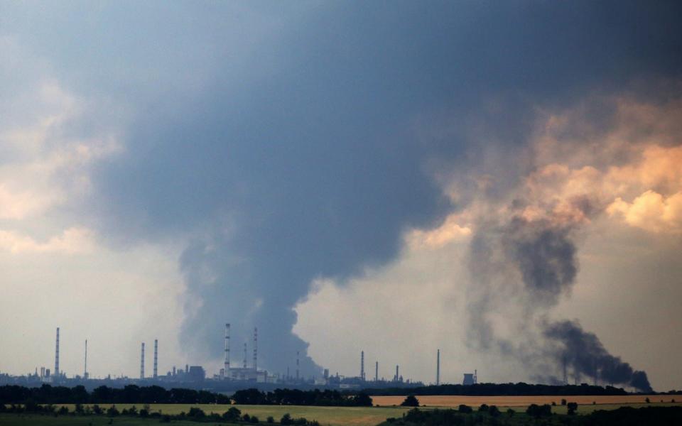 De la fumée s'élève au-dessus de la raffinerie de pétrole à l'extérieur de la ville de Lysychansk le 23 juin - Anatolii Stepanov/AFP