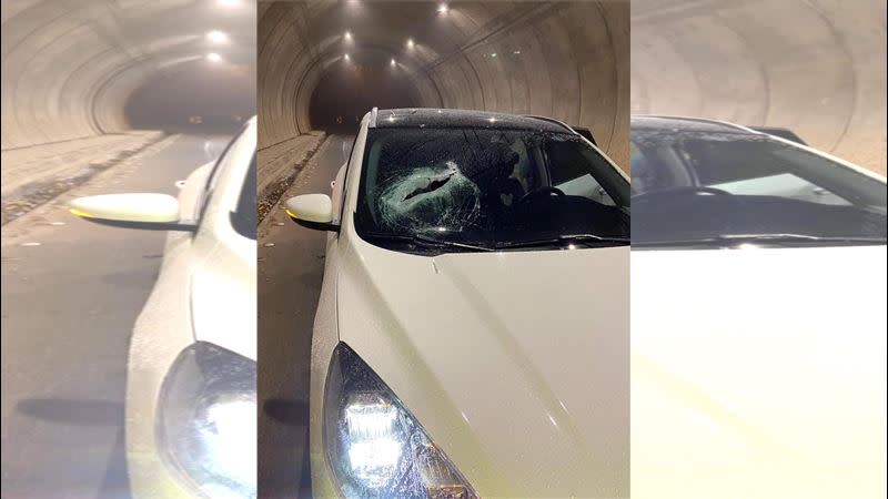 國道三號苗栗後龍路段發生掉落物意外，車輛擋風玻璃慘遭鐵塊砸穿。（圖／翻攝即時事新聞影音）
