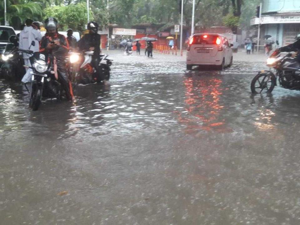 Mumbai rains. Photo courtesy: Yahoo stringer