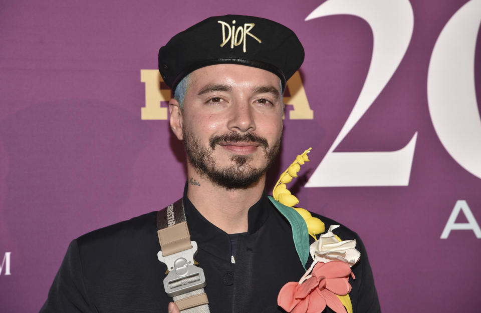 En esta foto del 3 de diciembre del 2019, J Balvin durante los Footwear News Achievement Awards en Nueva York. El músico colombiano lanzó un nuevo álbum, "Colores", el jueves 19 de marzo del 2020. (Foto por Evan Agostini/Invision/AP, Archivo)