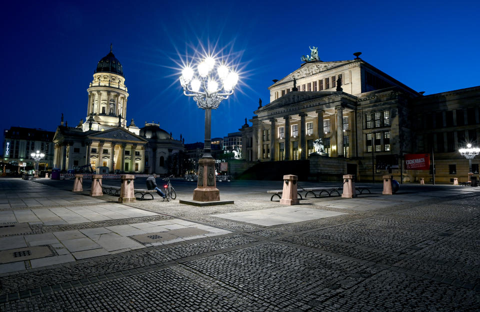 Un hombre descansa junto a su bici en la Gendarmenmarkt de Berlín (Alemania) el 25 de marzo. (Foto: Britta Pedersen / picture alliance / Getty Images).