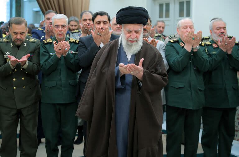 El máximo líder religioso de Irán, el ayatolá Alí Khamenei, centro, ofrece durante una oración con jefes militares en Teherán, a fines de abril