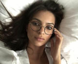 <p>“Modelo, actriz, feminista y diseñadora”, así se describe Emily Ratajkowski en su cuenta de Instagram, donde la hemos visto muchas veces con gafas. Ella las prefiere redondas y con la montura de metal. (Foto: Instagram / <a rel="nofollow noopener" href="https://www.instagram.com/emrata/" target="_blank" data-ylk="slk:@emrata;elm:context_link;itc:0;sec:content-canvas" class="link ">@emrata</a>). </p>