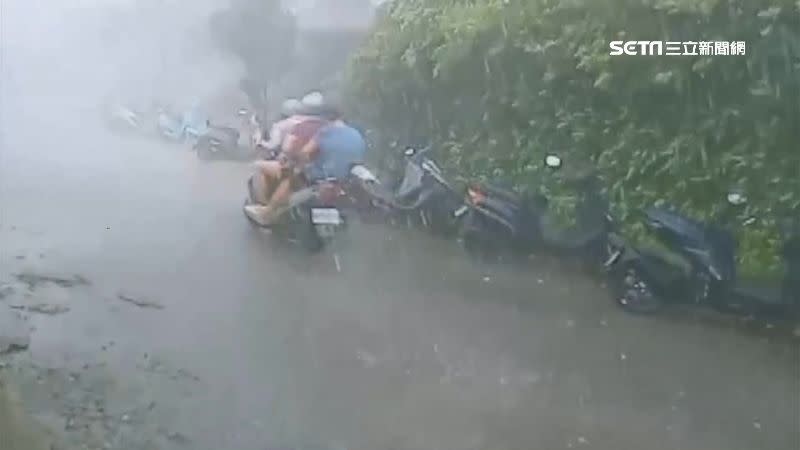 民眾來不及穿上雨衣，趕緊騎車回家躲雨。