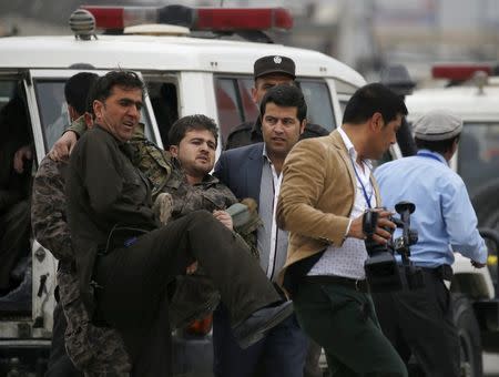 Afghan security forces carry an injured security personnel after a suicide car bomb attack in Kabul, Afghanistan April 19, 2016. REUTERS/Omar Sobhani