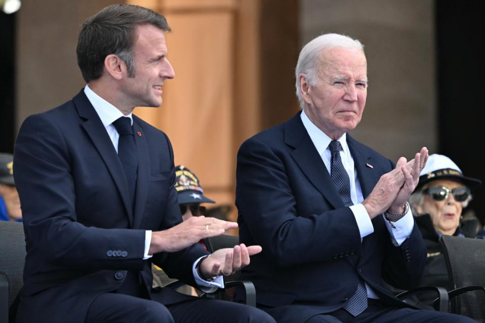 <span>El presidente de Estados Unidos, Joe Biden (D) y el presidente francés Emmanuel Macron (I) durante la ceremonia del 80º aniversario del "Día D"</span><div><span>SAUL LOEB</span><span>AFP</span></div>