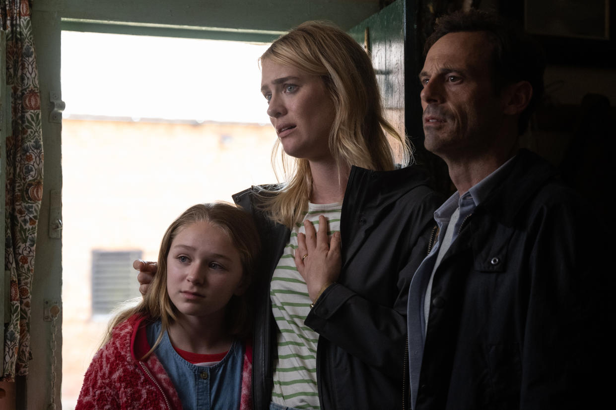 (L-R): Alix West Lefler as Agnes, Mackenzie Davis as Louise, and Scoot McNairy as Ben in <i>Speak No Evil</i>.<span class="copyright">Susie Allnutt—Universal Pictures</span>