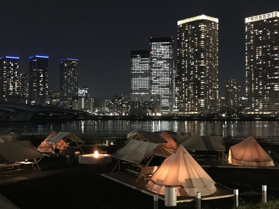 東京灣夜晚，燈火與營火共譜的浪漫氛圍，真是愜意極了。    圖：東京觀光事務所台灣辦事處／提供