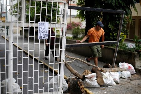 A man passes through a roadblock during a strike called to protest against Venezuelan President Nicolas Maduro's government in Caracas, Venezuela July 27, 2017 . REUTERS/Andres Martinez Casares