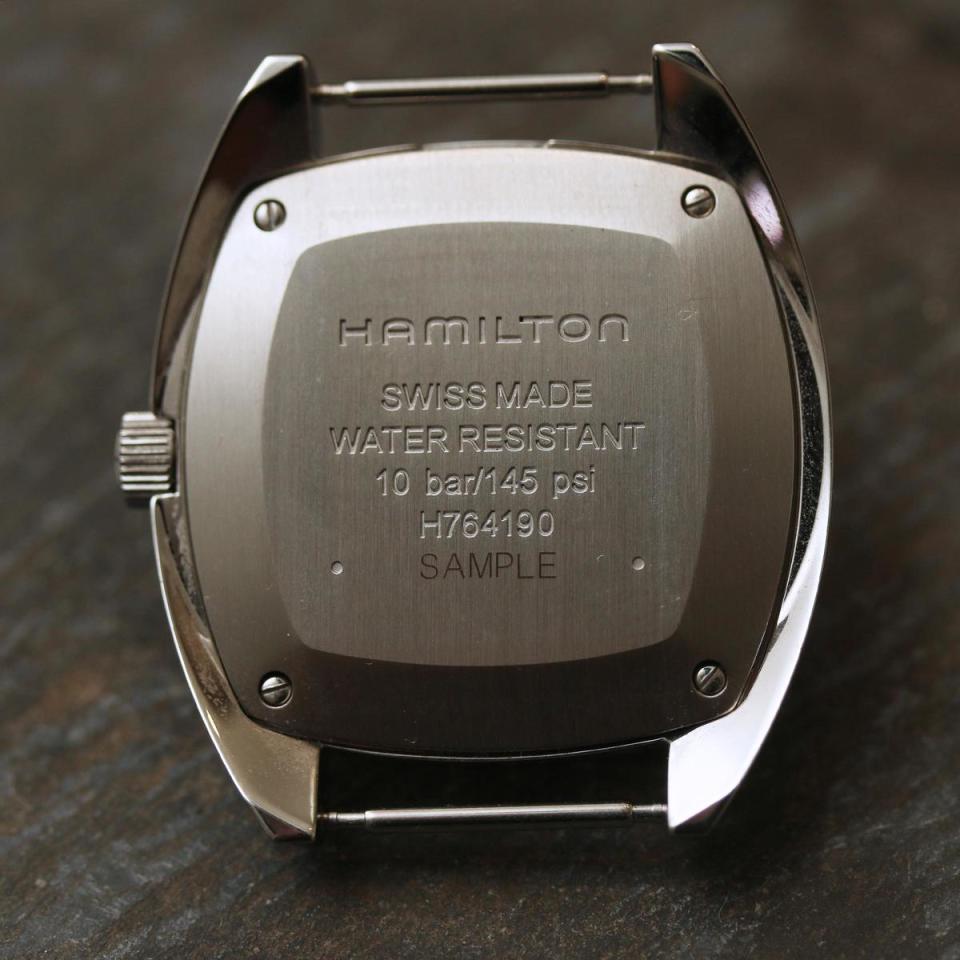 後底蓋的產品字樣仿效了過去軍錶的設計。