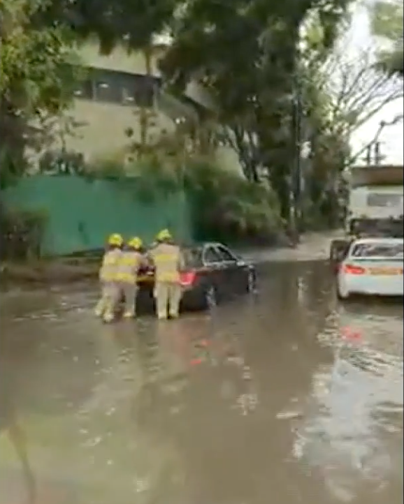 有私家車疑死火，消防員到場協助（網上圖片）