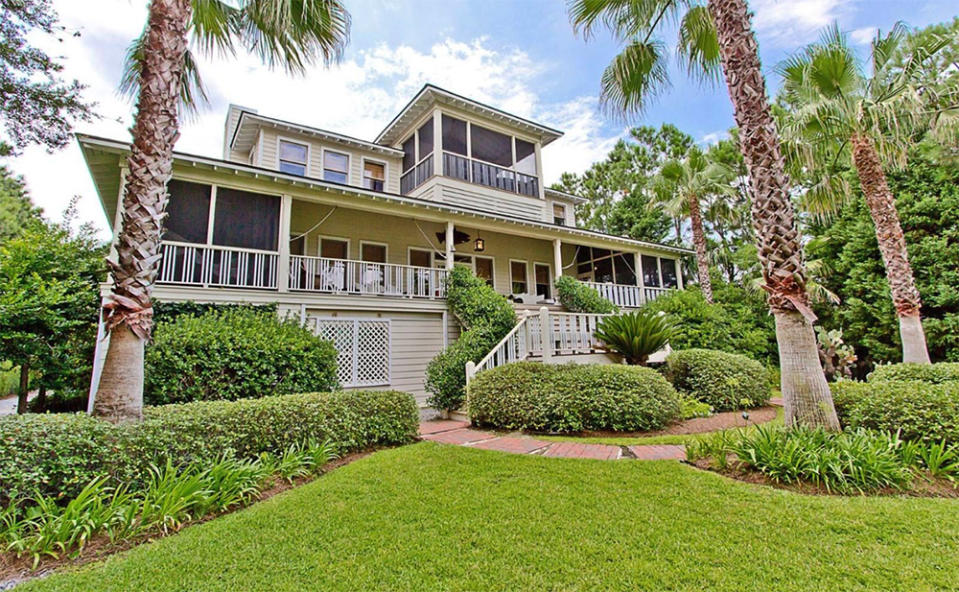 <p>Sandra Bullock è una mega star di Hollywood, e la villa che ha messo in vendita esprime in tutto il suo potenziale. La proprietà è sull’isola di Tybee, nello stato della Georgia, e costa 5,7 milioni di euro.<br>(foto: Sotheby’s International Realty) </p>