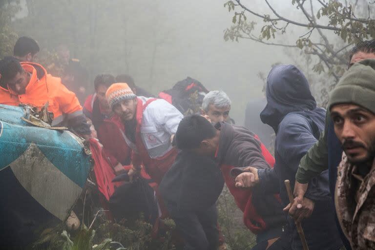 Los miembros del equipo de rescate trabajan en el lugar del accidente de un helicóptero que transportaba al presidente iraní Ebrahim Raisi en Varzaghan, en el noroeste de Irán, el 20 de mayo de 2024. 