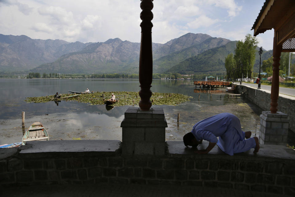 Un musulmán reza a la orilla del lago Dai en el segundo día del Ramadán en Srinagar, Cachemira hindú, 26 de abril de 2020. (AP Foto/Mukhtar Khan)