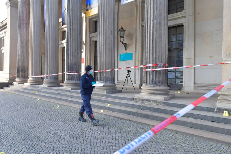 Una policía camina frente al palacio de Gruenes Gewoelbe Alemania, el 25 de noviembre de 2019