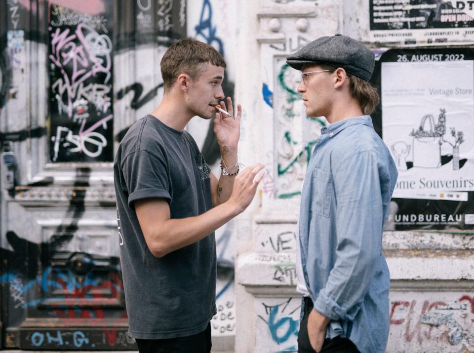 Jonas Nay (rechts, mit Leo Fuchs) ist nur einer von zahlreichen Gaststars, der in der neuen Joyn-Serie "Intimate" mitwirkt. (Bild: Joyn / Christoph Köstlin)