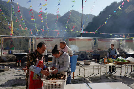 Ethnic Lisu people prepare lunch during a festival in Luzhang township of Nujiang Lisu Autonomous Prefecture in Yunnan province, China, March 29, 2018. REUTERS/Aly Song