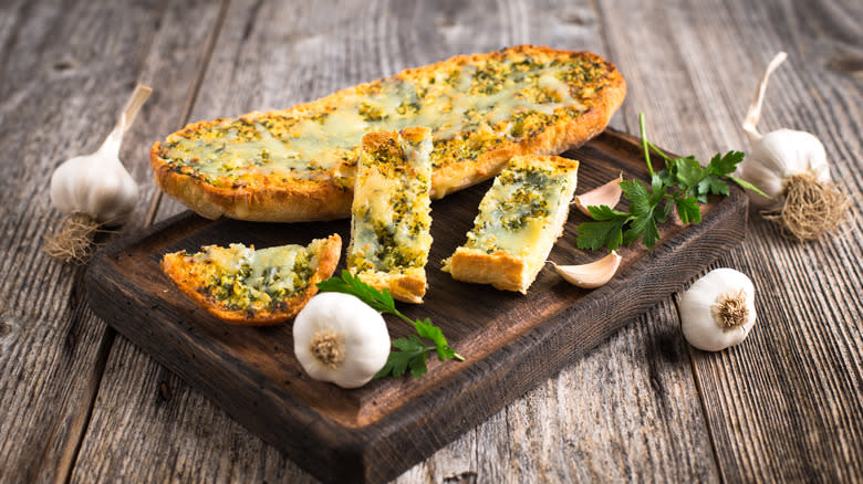 garlic bread on cutting board