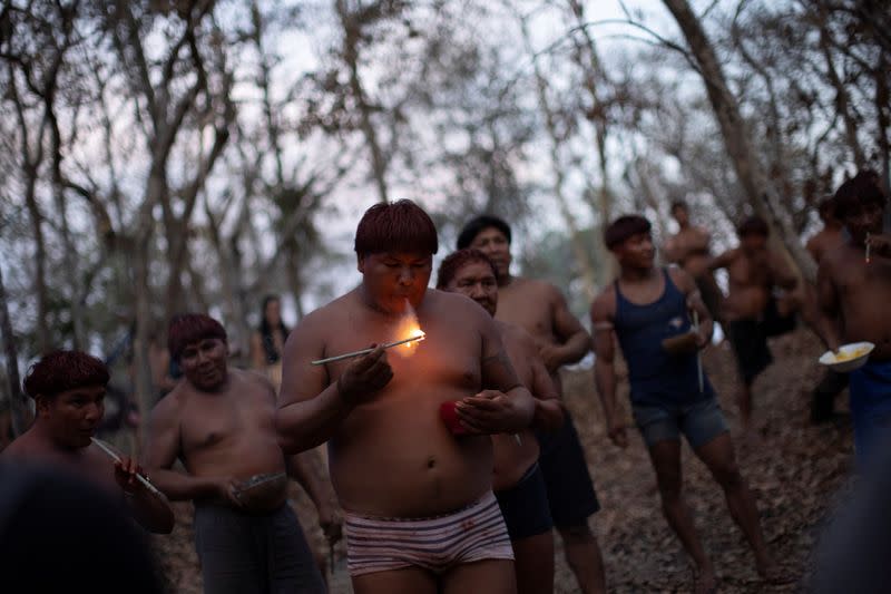 Foto del ritual funeral Kuarup en honor del fallecido Cacique Aritana en el parque indígena Xingu