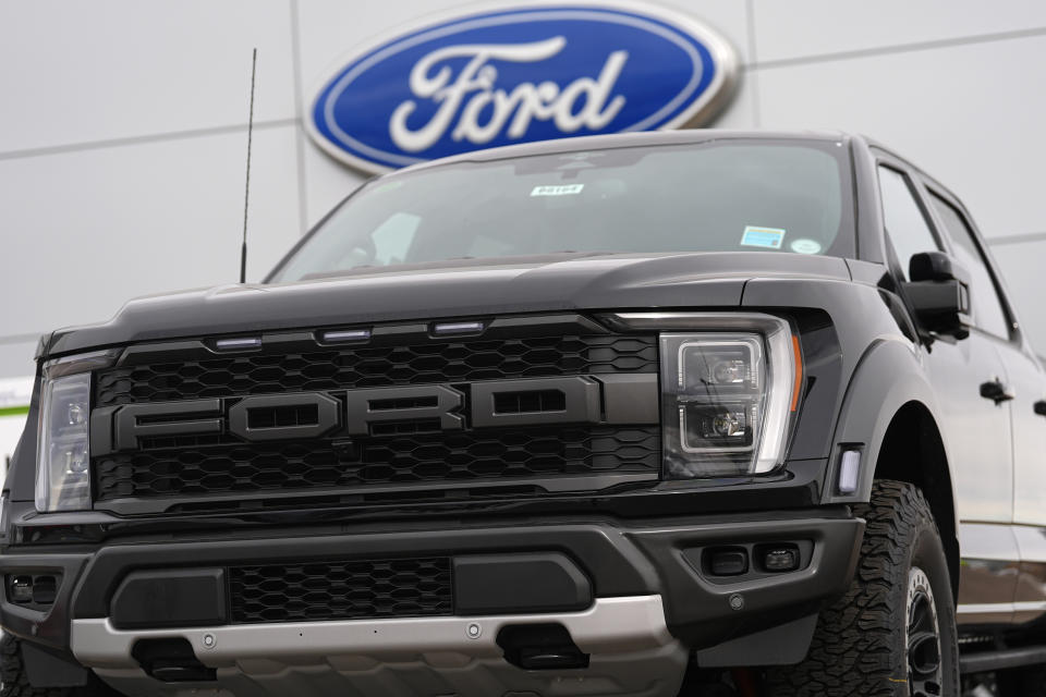 Een onverkochte F150 Raptor pick-up uit 2024 staat op zondag 21 januari 2024 bij een Ford-dealer in Broomfield, Colorado (AP Photo/David Zalubowski)