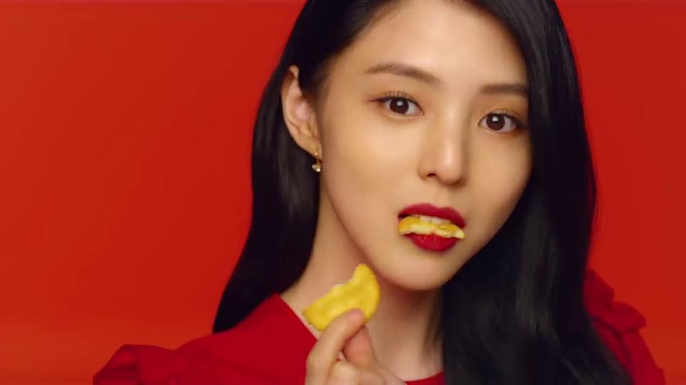 韓韶禧替RITZ餅乾拍攝的廣告讓許多民眾注意到她的外貌，也吸引她現在的經紀公司老闆與她簽約。（翻攝自YouTube畫面）