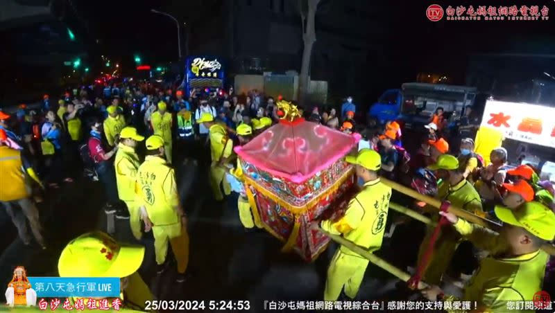 白沙屯媽祖北港進香鑾轎一路疾行，連夜踏上歸程。（圖／翻攝自白沙屯媽祖網路電視台YouTube）