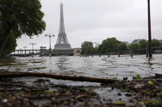 Thousands evacuated as floods batter Paris region