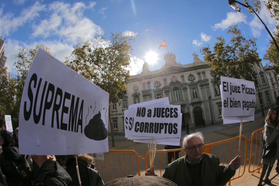 Los técnicos de Hacienda calculan que el ahorro para los hipotecados será de una media de 2.500 euros gracias a la modificación de la ley hipotecaria que obliga a los bancos a hacerse cargo del impuesto. Sin embargo, el cálculo es solo sobre el papel ya que no se confía en que los bancos no busquen la manera de recuperarlo por otro lado. (Foto: EFE/Rodrigo Jimenez)