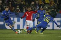 Football Soccer - FC Rostov v FC Bayern Munich - UEFA Champions League Group Stage - Group D - Olimp 2 Stadium, Rostov-on-Don, Russia - 23/11/16. Bayern Munich's Douglas Costa in action against FC Rostov's Vladimir Granat, Christian Noboa and Aleksandr Gatskan. REUTERS/Maxim Shemetov