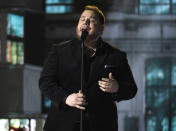 Luke Combs canta en la ceremonia de los Premios de la Academia de la Música Country en Las Vegas el 7 de abril de 2019. Combs, quien dominó las listas country y los servicios de streaming, sorpresivamente no recibió ninguna nominación a los premios Grammy este año. (Foto por Chris Pizzello/Invision/AP, Archivo)