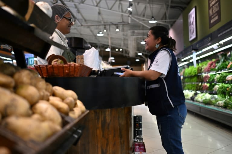 Un inspector de la Defensoría del Consumidor de El Salvador habla con un trabajador en un supermercado privado en San Salvador el 8 de julio de 2024. Las autoridades de El Salvador comenzaron inspecciones de las cadenas de supermercados el 8 de julio de 2024, tras una orden del presidente Nayib Bukele para regular precios. (Marvin RECINOS)