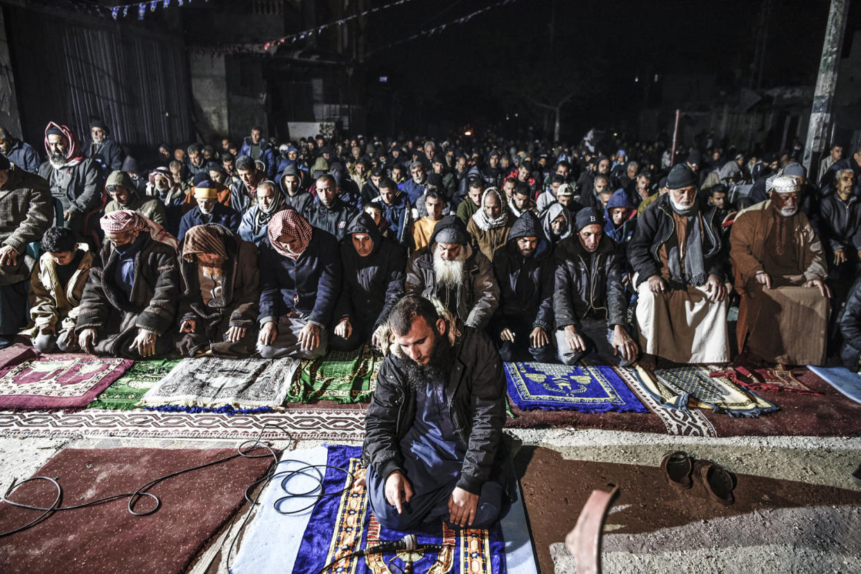 First taraweeh of Ramadan among rubbles of Farouk Mosque in Rafah (Abed Zagout / Anadolu via Getty Images)