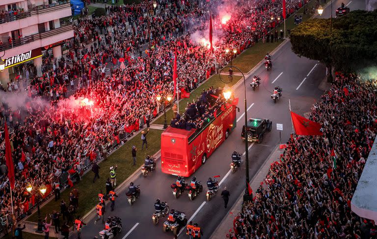 Los hinchas celebran durante un desfile de bienvenida de la selección de fútbol de Marruecos en el centro de Rabat, Marruecos, el martes 20 de diciembre de 2022. La selección de Marruecos ganó el cuarto lugar en la última Copa del Mundo