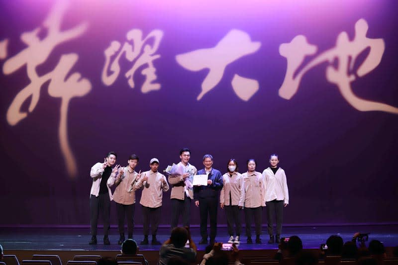 文化部長李永得(右4)與金牌獎-葉承融《崎路》團隊。（文化部提供）