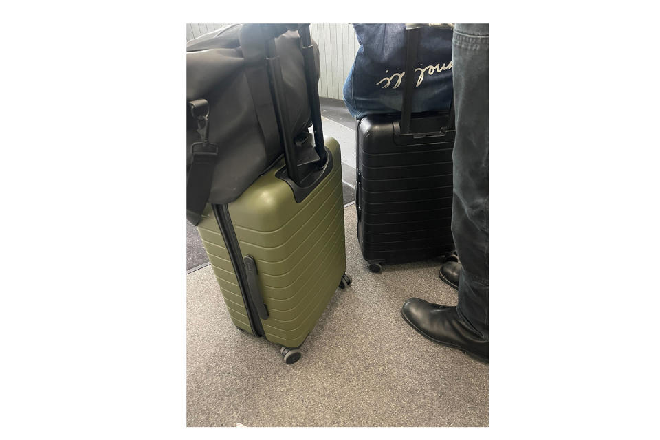 away-luggage-pros-cons-reviews