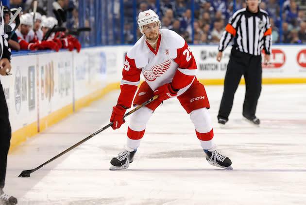 TAMPA, FL - OCTOBER 13: Mike Green #25 of the Detroit Red Wings looks to shoot against Tampa Bay Lightning during a game at the Amalie Arena on October 13, 2016 in Tampa, Florida. (Photo by Mike Carlson/Getty Images)