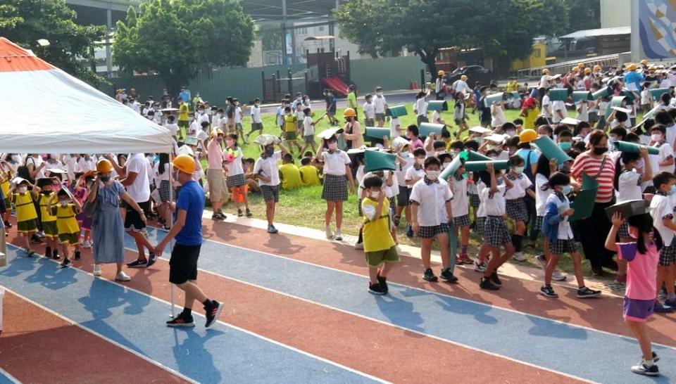 九二一國家防災日，永康國小兩千七百餘位師生進行地震避難、疏散等演練，過程熟練逼真。　（記者汪惠松攝）