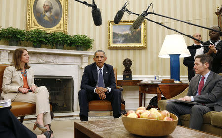 U.S. President Barack Obama pauses as he talks next to U.S. Secretary of Health and Human Services Sylvia Burwell (L) and Director of the Centers for Disease Control and Prevention Dr. Thomas Frieden (R) after meeting with his team coordinating the government's Ebola response in the Oval Office of the White House in Washington, October 16, 2014. REUTERS/Larry Downing