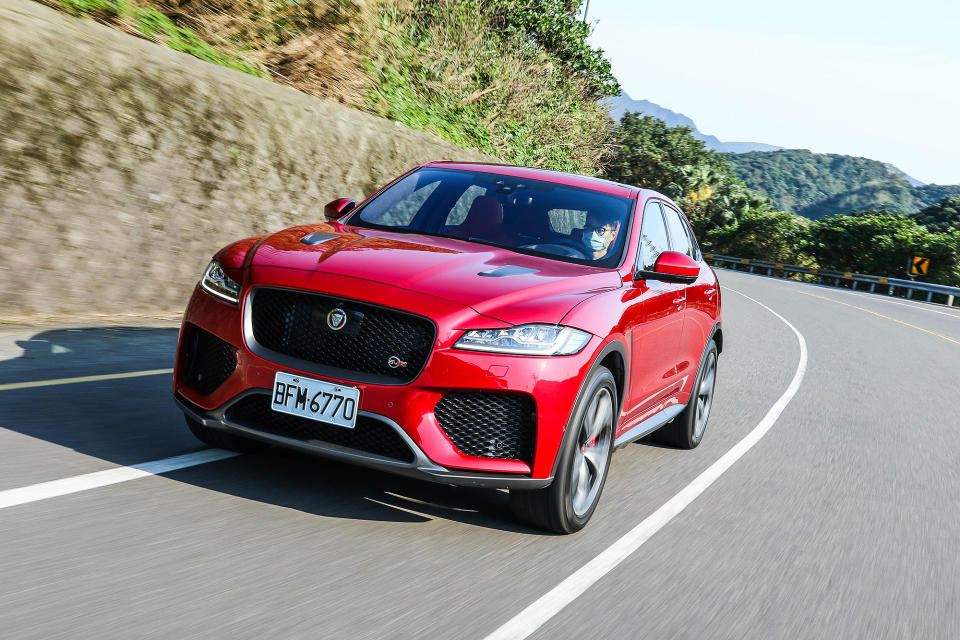 F-Pace SVR 雖然擁有強悍的動力輸出，仍保留相當出色的行路質感。