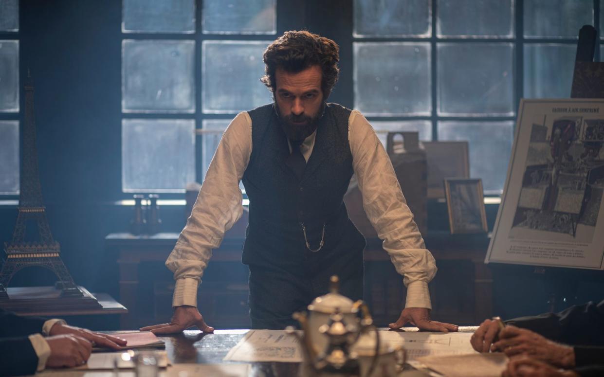 Die Liebe bringt Gustave Eiffel (Romain Duris) dazu, die Pläne von einem Hunderte Meter hohen Turm doch noch umzusetzen. (Bild: Universal Pictures / Constantin Film)