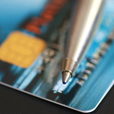 Pen-and-credit-card-close-up_web