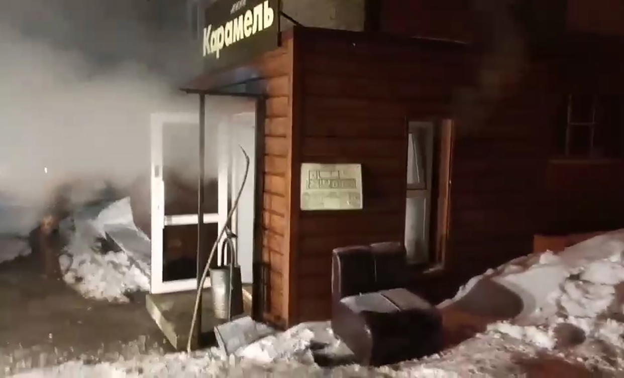 De la vapeur s'échappe de l'entrée de l'Hotel Karamel (Photo by Russian Emergency Situations Min\TASS via Getty Images)