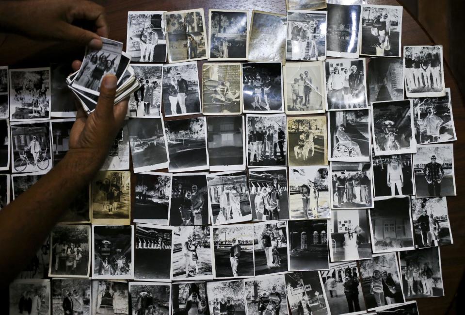 En esta imagen del 20 de diciembre de 2016, el fotógrafo Luis Maldonado muestra negativos hechos por su abuelo, su padre o su tío con su vieja cámara de cajón, en su casa de Santiago de Chile. La primera cámara de cajón llegó a Chile en 1911, y siete años más tarde había unos 300 fotógrafos en el país, según el historiador chileno Octavio Cornejo. (AP Foto/Esteban Félix)